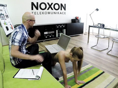 Лысый мужчина оттрахал двух развратных шлюх в рабочем кабинете