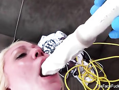 Молодая блондинка отсасывает до слёз и получает сперму на лицо