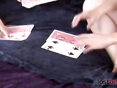 После игры в карты две лесбиянки приступают к жёстким секс играм