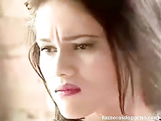 Горячая бразильская девушка Suzana Alves танцует стриптиз в маске