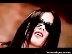 Горячая бразильская девушка Suzana Alves танцует стриптиз в маске