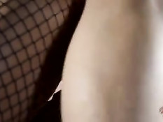 Строгая рыжая госпожа Sexy Vanessa отсасывает член худому парню