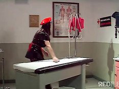 Возбуждённая медсестра с большой грудью поставила себе клизму