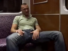 Два голубых друга катаются в метро и потихоньку дрочат свои члены