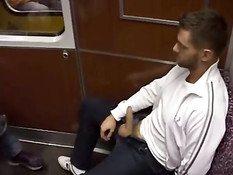 Два голубых друга катаются в метро и потихоньку дрочат свои члены