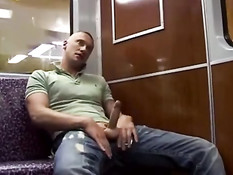 Два голубых друга катаются в метро и потихоньку дрочат свои члены