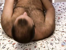 Два полных волосатых голубых парня занимаются сексом на кровати