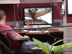 Гей застал любовника за просмотром порно и сделал хороший минет