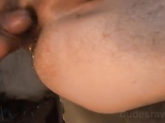 Два голубых приятеля отсасывают друг другу и ебутся в подворотне