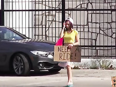 Милая девушка минетом и сексом заплатила за поездку в автомобиле