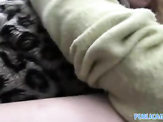 Симпатичная блондиночка Каролина трахается с пикапером в парке