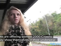 Симпатичная блондиночка Каролина трахается с пикапером в парке