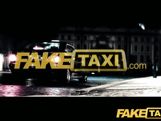 Темноволосая девка подрочила водителю такси на заднем сиденье