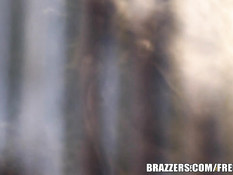 Сисястая блондинка с татуировками Helly Mae трахается с мужчиной