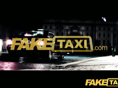 За поездку в такси девчонка расплачивается вагинальным сексом