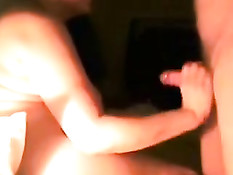 Женщина с большими сиськами подрочила хуй и села на него сверху