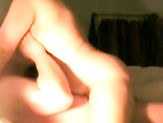 Женщина с большими сиськами подрочила хуй и села на него сверху