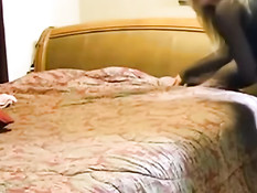 Горячая мамочка подрочила член руками и залезла на парня сверху