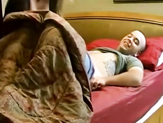 Горячая мамочка подрочила член руками и залезла на парня сверху