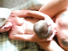 Пожилая женщина громко стонет когда мужчина делает куннилингус