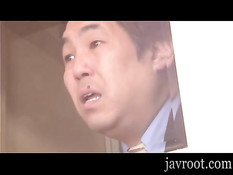 Японской девчонке приходится заниматься сексом со своим боссом