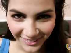 Итальянка Valentina Nappi подрочила член и получила сперму в лицо