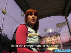 Парень снял на остановке рыжую тёлку и оттрахал в бритую киску