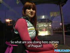 Парень снял на остановке рыжую тёлку и оттрахал в бритую киску