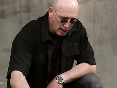 Юную девушку с маленькой грудью отхлестали в БДСМ порно видео