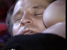 Буфетчица Elodie Cherie трахалась с двумя мужчинами в ретро порно