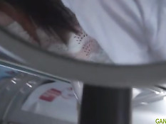 Бесстыжая азиатская девка занимается сексом в городском автобусе