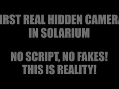 Установленная в солярии скрытая камера наблюдает за девушками