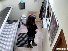 Установленная в солярии скрытая камера наблюдает за девушками