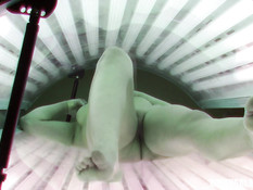 Установленная в солярии скрытая камера наблюдает за девушками