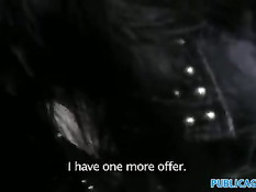 Молодая брюнеточка отсасывает и трахается с незнакомцем в парке