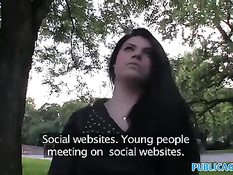 Молодая брюнеточка отсасывает и трахается с незнакомцем в парке