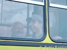 Русская девушка занимается с парнем сексом в городском автобусе