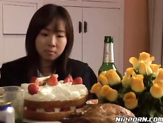 Паренёк отлизал волосатую киску японки и оттрахал её на кровати