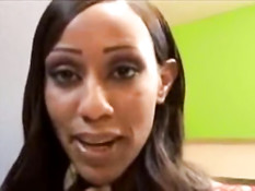 Два чёрных любовника оттрахали мулатку в красном сетчатом белье