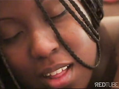 Негр сделал негритянке куннилингус и оттрахал рачком на кровати