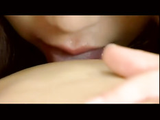 Азиатская лесбиянка вылизала киску и оттрахала подругу страпоном