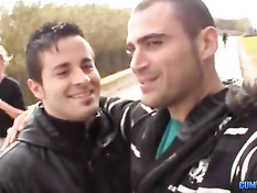 Испанская девка дрочит член большими сиськами и ебётся с парнем