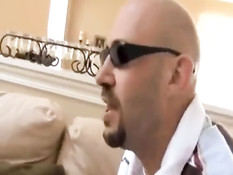 После отсоса сисястая девка Faye Reagan оттрахана в бритую пизду