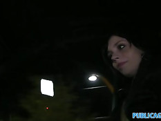 Парень уговорил девку Илону отсосать его член и оттрахал её раком