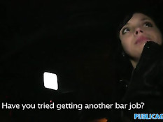 Парень уговорил девку Илону отсосать его член и оттрахал её раком