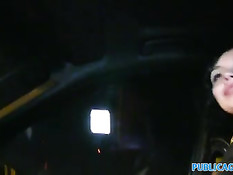 Парень уговорил девку Илону отсосать его член и оттрахал её раком