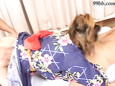 Японочка Risa Tsukimura сосёт и получает член в волосатую пизду