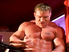 Два здоровых гея пожарника отсасывают друг другу в автомобиле