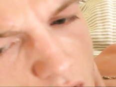 Голубые ребята отсасывают друг другу в позе 69 и снимают порно