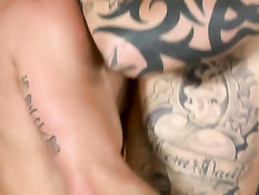 Татуированные голубые ребята целуются и дрочат друг другу член